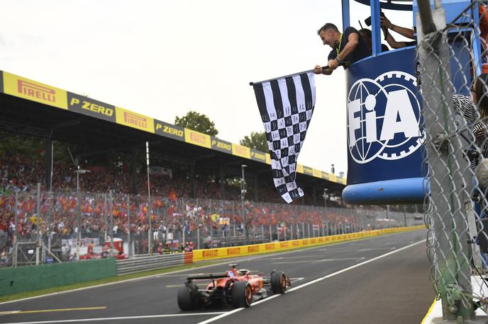 Monza Charles Leclerc | Legendarni italijanski nogometaš Alessandro del Piero je pomahal s karirasto zastavo za zmago Charlesa Leclerca in Ferrarija. | Foto Reuters