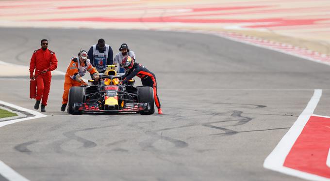 Max Verstappen je moral celo potiskati svoj pokvarjen dirkalnik do garaže, kjer so ga v roke vzeli mehaniki. | Foto: Guliverimage/Getty Images