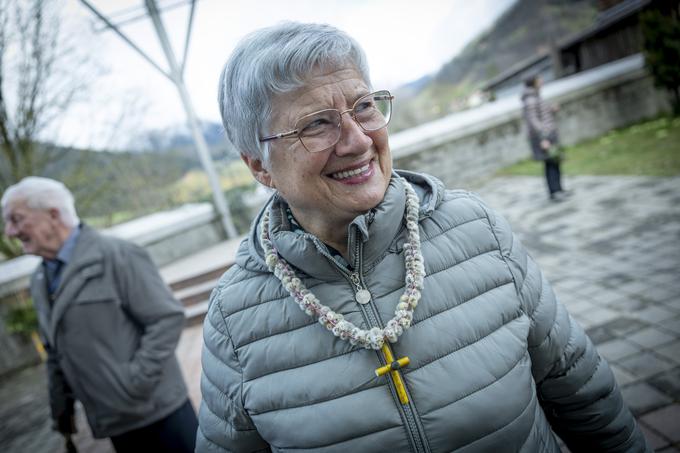 Številne dame so si izdelale nakit, na primer ogrlice, broške in torbice.  | Foto: Ana Kovač