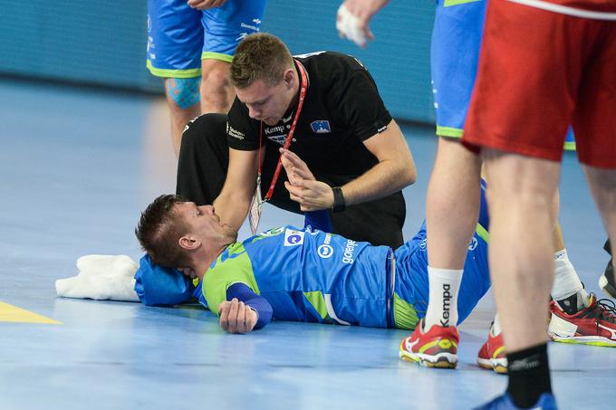 Marko Bezjak je dvakrat obležal na tleh, a sta sodnika groba prekrška kaznovala z rdečim kartonom. | Foto: Mario Horvat/Sportida