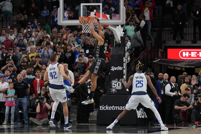 Keldon Johnson je tako poskrbel za podaljšek, v katerem je Dallas povsem zasenčil San Antonio. | Foto: Reuters