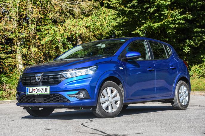 Dacia sandero | Sandero je 162 milimetrov dvignjen od tal za malo lažje vstopanje, pa še dol iz asfalta lahko previdno zapelje, ne da bi udaril po tleh. | Foto Gašper Pirman