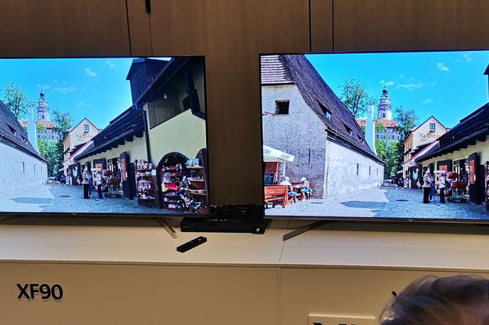 Sony TV | Čeprav sta TV-zaslona na fotografiji narazen komaj leto dni, je razlika v kakovosti slike očitna že na fotografiji, kaj šele ko ju vidiš z lastnimi očmi. | Foto Matic Tomšič