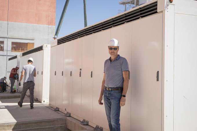 Roman Bernard, direktor Ngen in investitor, med postavitvijo hranilnika električne energije. | Foto: 