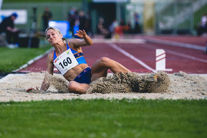 Urša Matotek je s 6,35 m v skoku v daljino za centimeter ugnala favorizirano Nejo Filipič (na sliki). | Foto: Grega Valančič