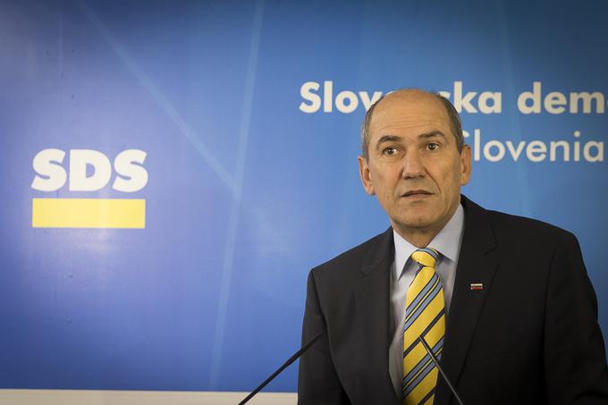 Predsednik SDS Janez Janša je 2. decembra 2011 na Facebooku objavil pogodbe o nepremičninah. Javnost je takrat prvič izvedela, da je Janša lastnik zemljišča v Trenti. | Foto: Ana Kovač