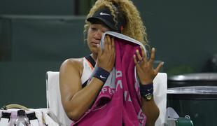 Naomi Osaka zaradi nesramnega žaljenja s tribun v solzah #video