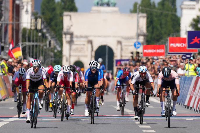 Lorena Wiebes, München, EP2022 | Lorena Wiebes (desno) je dobila ciljni sprint ženske cestne dirke na EP v Münchnu. | Foto Reuters