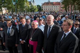 Odkritje spomenika vsem žrtvam vojn in z vojnami povezanim žrtvam