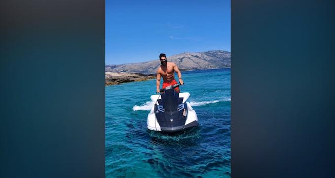 Poleti je na Jadranu v času, ko so ZDA dosegale takrat rekordne številke okužb, dopustoval razvpiti ameriški milijonar in kralj Instagrama Dan Bilzerian. Čeprav zanj najverjetneje veljajo druga pravila kot za navadne smrtnike, ima Bilzerian v žepu tudi zvijačo, kakršno opisujemo v tem članku. Bilzerian namreč ni le državljan ZDA, temveč tudi Armenije. | Foto: zajem zaslona/Instagram