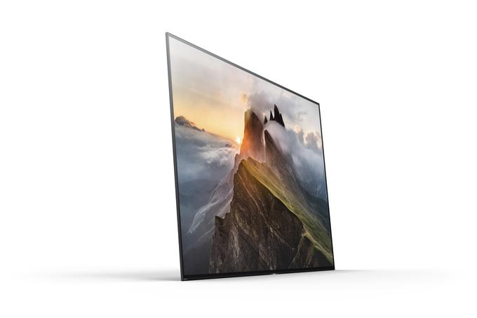 A1 Bravia je združek najboljših televizijskih tehnologij, kar jih trenutno premore Sony - osvetlitev OLED, ločljivost 4K, izredno hiter procesor za obdelavo podrobnosti, rešitve za bolj globoko črno barvo kot pri LG-jevih TV-zaslonih OLED. Temu primerna bo najverjetneje cena, ki je Sony še ni razkril, so pa namignili, da bo Bravia A1 med dražjimi izdelki v ponudbi za leto 2017. | Foto: SONY