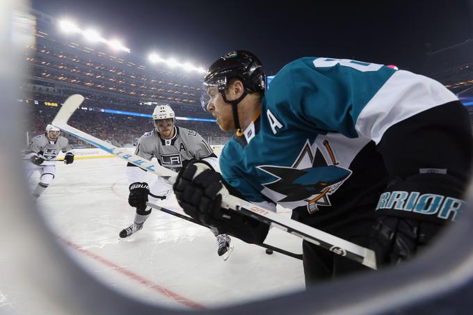 Anže Kopitar je na februarski zimski klasiki leta 2015 igral pred več kot 70 tisoč gledalci in s soigralci LA Kings vknjižil zmago. | Foto: Getty Images