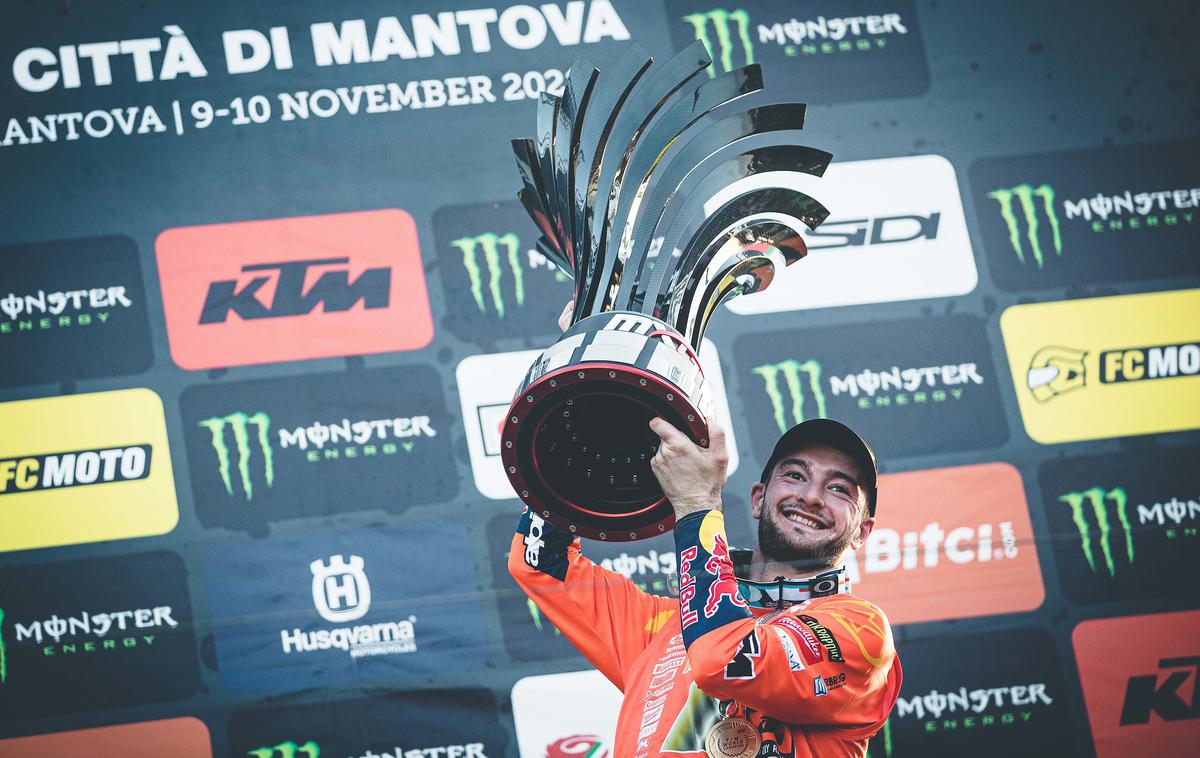 Mantova Gajser Herlings | Jeffrey Herlings s pokalom za prvaka MXGP 2021 | Foto Grega Valančič/Sportida