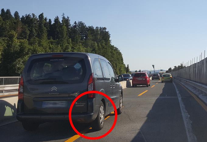 Ker je levi pas na delovišču širok le 2,3 metra, je treba tam še bolj paziti. | Foto: Metka Prezelj