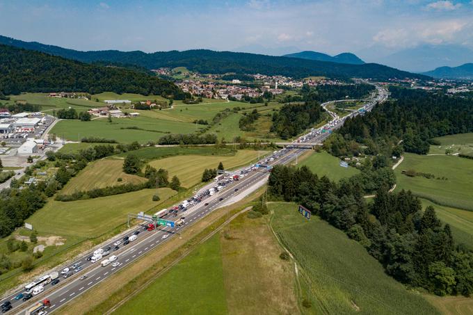 Zahodna ljubljanska obvoznica oziroma odsek med predorom Šentvid in razcepom Kozarje predstavlja vrhunec prometnega kaosa v državi, so poročali na Planetu. | Foto: STA ,