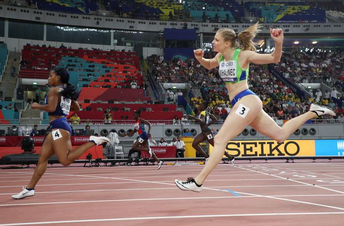 Takole je slovenska šprinterka pritekla v cilj polfinalnega teka na 200 metrov. | Foto: Reuters