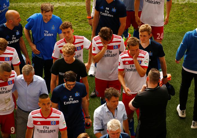 Igralci HSV kar niso mogli verjeti, da se po vseh teh letih klub iz Hamburga, ki je zadnjo lovoriko osvojil leta 1987 (nemški pokal), seli v drugo ligo. | Foto: Reuters