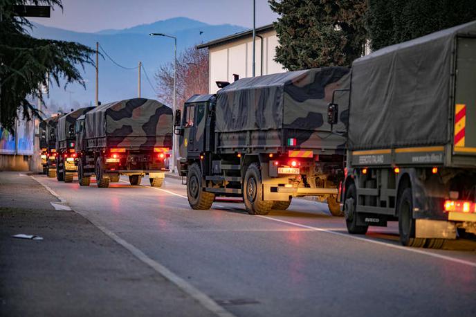 Bergamo | V Italiji zaradi hitre širitve koronavirusa in številnih smrtnih žrtev vladajo izredne razmere. Eno od žarišč virusa je v Bergamu, kjer pri prevozu trupel v krematorije pomaga celo vojska. "Ljudje umirajo sami," opozarja srbska odbojkarica Jovana Brakočević. | Foto Reuters