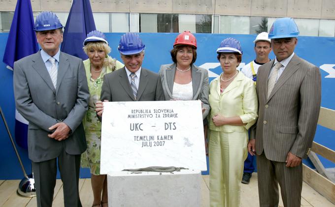 Predsednik upravnega odbora SCT Ivan Zidar, strokovna direktorica UKC Aleksandra Markovič -Predan, minister za zdravje Andrej Bručan, direktorica Vegrada Hilda Tovšak, generalna direktorica UKC Darinka Miklavčič in direktor GPG Boris Dolamič ob položitvi temeljnega kamna za novo urgenco. | Foto: STA ,