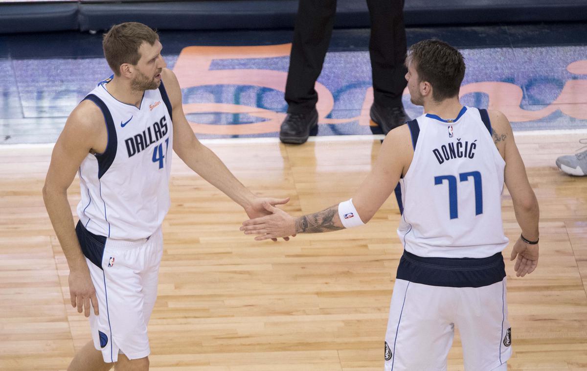 Dirk Nowitzki Luka Dončić | Navijači Dallasa bodo za vedno v srcih nosili Dirka Nowitzkega in Luko Dončića. Se bodo naslova prvaka kdaj veselili tudi s slovenskim superzvezdnikom? Pred 11 leti je Nemec doživel nespoštljivo obnašanje dveh zvezdnikov lige NBA, a šel nato vse do konca. Do šampionskega prstana. | Foto Reuters