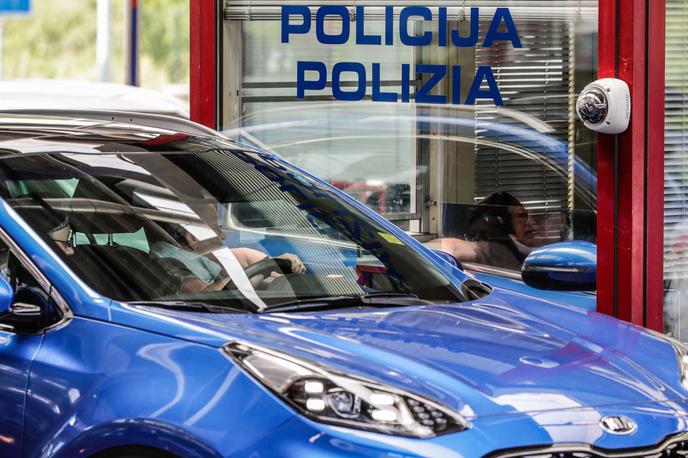 Policija na meji | Potrdilo bo vezano na enega državljana, tako da bodo v primeru potovanja družine otroci potrebovali svoje. | Foto STA