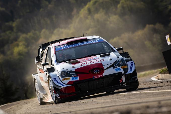 Sebastien Ogier spet vodi v skupnem seštevku, v navezi z Evansom pridno skrbita tudi za zalogo točk Toyotine tovarniške ekipe. Japonci so na Hrvaškem že na prvi preizkušnji izgubili Kalleja Rovanpero. | Foto: Red Bull