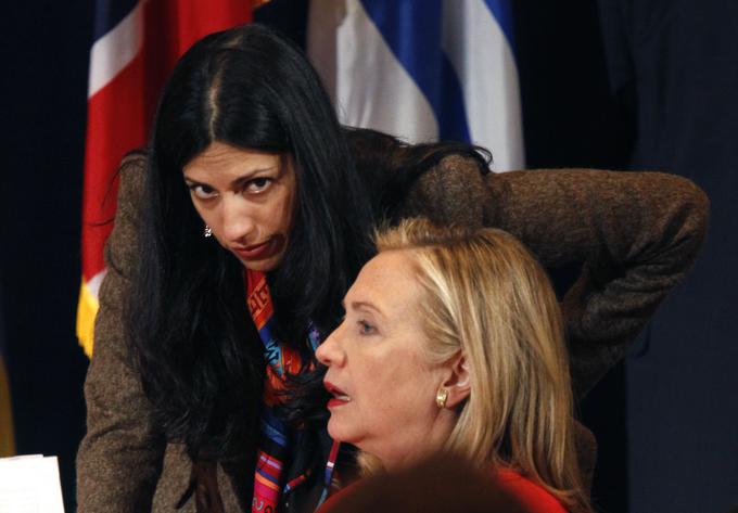 Američanka indijsko-pakistanskih korenin Huma Abedin je bila tesna sodelavka Clintonove. Poročena je bila z nekdanjim demokratskim kongresnikom Anthonyjem Weinerjem, ki je bil znan po svojih spolnih aferah. Oktobra 2016 je FBI sporočil, da je, medtem ko je preiskoval obtožbe o Weinerjevih spolnih sporočilih 15-letnemu dekletu iz Severne Karoline, na Weinerjevem osebnem računalniku našel e-pisma Abedinove in Clintonove, povezana z zasebnim strežnikom Clintonove. To je bila osnova za poznejšo QAnonovo teorijo zarot. | Foto: Reuters