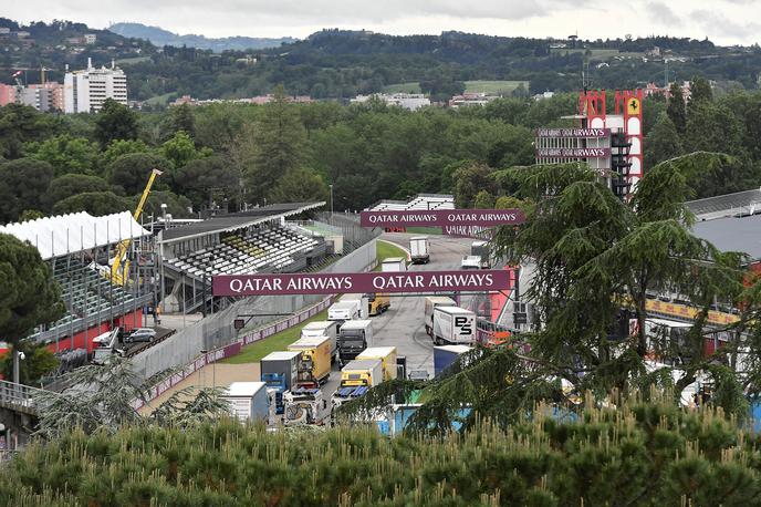 dirkališče Imola poplave | V četrtek so začeli umikati opremo in tovornjake iz Imole. Okolica dirkališča je poplavljena. | Foto Reuters