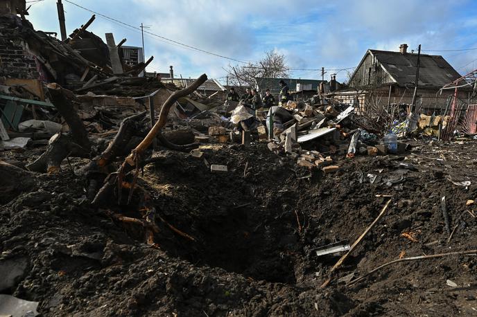 Zaporožje, Ukrajina | Po podatkih ukrajinske regionalne uprave je bilo v napadu ranjenih 19 ljudi, najmanj 13 so jih morali odpeljati v bolnišnico. | Foto Reuters