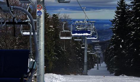 70-letnica padla s sedežnice in se hudo poškodovala