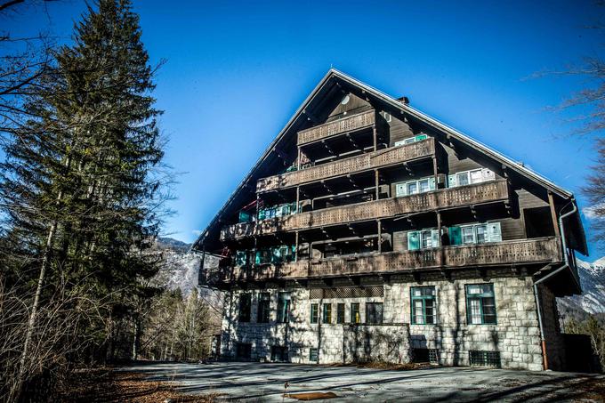 Hotel Bellevue, v katerem je nekaj časa bivala in ustvarjala znana pisateljica Agatha Christie, sta pred nekaj leti od Zmaga Pačnika kupila brata Jakopin, ustanovitelja pozneje propadlega Seawaya.  | Foto: Vid Ponikvar