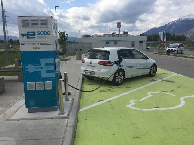 Hitre električne polnilnice ob avtocestah so močno povečale privlačnost električnih avtomobilov, saj omogočajo vožnjo v skoraj vse dele države. Za vozilo kot je nissan leaf zadostujejo že postanki dolgi okrog 20 minut.  | Foto: 