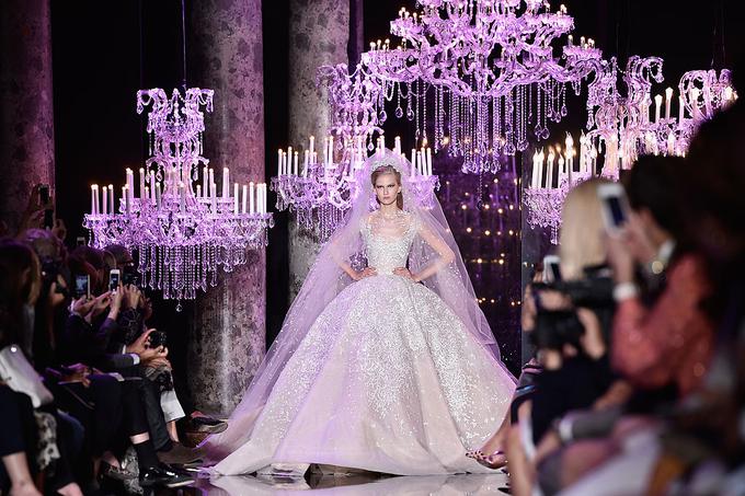 Kosi visoke mode so vrhunske izdelave. Na fotografiji kreacija znamke Elie Saab. | Foto: Getty Images