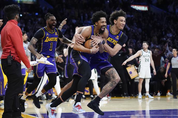 Spencer Dinwiddie | Spencer Dinwiddie, tudi nekdanji košarkar Dallasa, je zaigral prvič za LA Lakers na domači tekmi v začetni postavi. Postal je eden izmed junakov srečanja, saj je v zadnjem napadu Milwaukeeja blokiral met Damiana Lillarda in preprečil, da bi gostje zapustili mesto angelov z zmago. | Foto Guliverimage