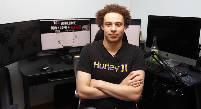 Marcus Hutchins je 12. maja letos širjenje izsiljevalskega virusa WannaCry, ki je med drugim ohromil tudi britanske bolnišnice in več tisoč podjetij po vsem svetu, močno zajezil tako, da je registriral spletno domeno, ki jo je našel v programski kodi zlonamernega programa.   |  Foto: AP | Foto: 