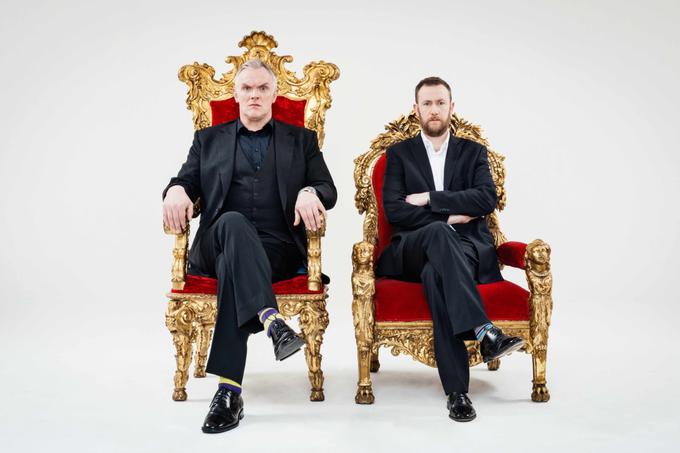 Naloge naslovnega nadzornika opravlja britanski komik in igralec Greg Davies, avtor izvirne ideje Alex Horne pa je prevzel vlogo njegovega pomočnika. | Foto: Avalon | Foto: 