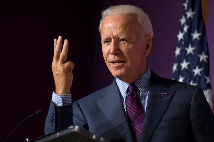 Joe Biden | Hekerji, ki so napadli vplivne uporabnike Twitterja, med katerimi je bil tudi Joe Biden, kandidat za naslednjega predsednika ZDA, ki se mu glede na zadnje raziskave obeta zmaga na volitvah, so imeli dostop do mogočnega orožja, ki bi ga lahko uporabili tudi drugače kot le za finančno prevaro. Dovolj bi bil en premišljeno napisan tvit in povzročili bi lahko politično krizo ali pa diskreditirali lastnika uporabniškega računa. | Foto Reuters