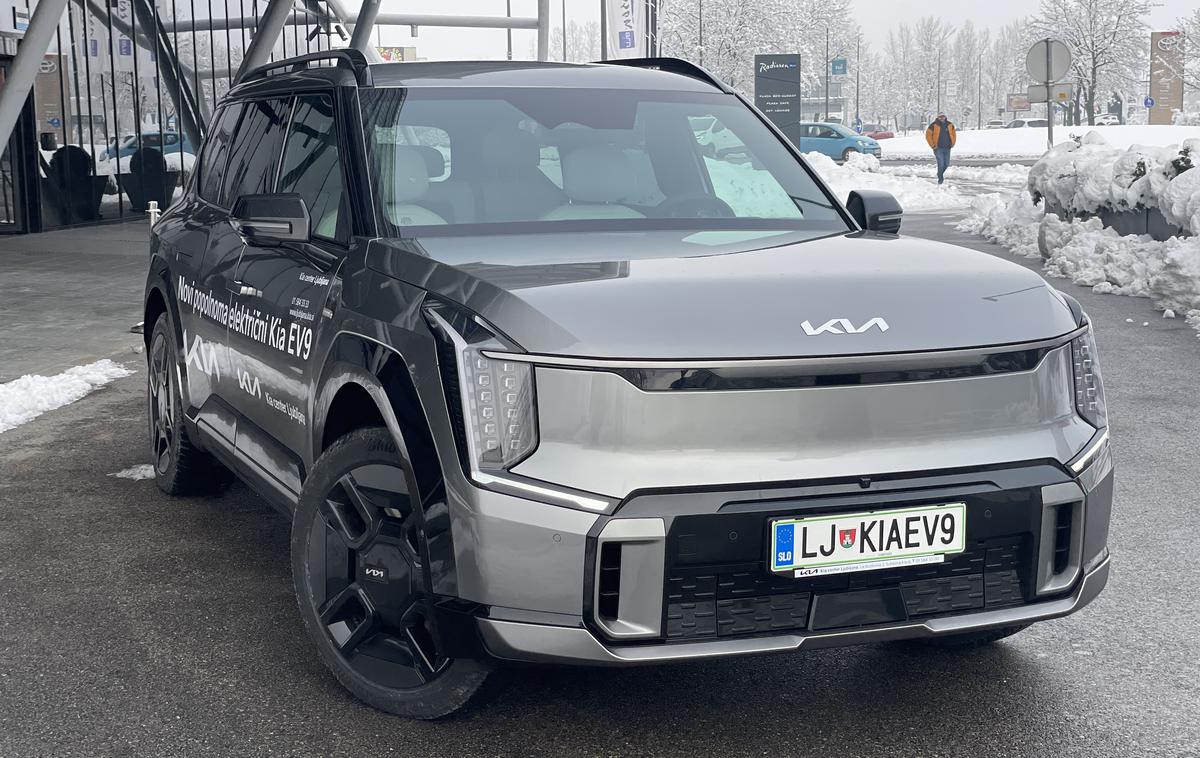 Kia EV9 | Kia EV9 je pet metrov dolg električni športni terenec. Kapaciteta baterije je skoraj sto kilovatnih ur, cena brez upoštevanih popustov pa od 88 tisočakov naprej.  | Foto Gregor Pavšič