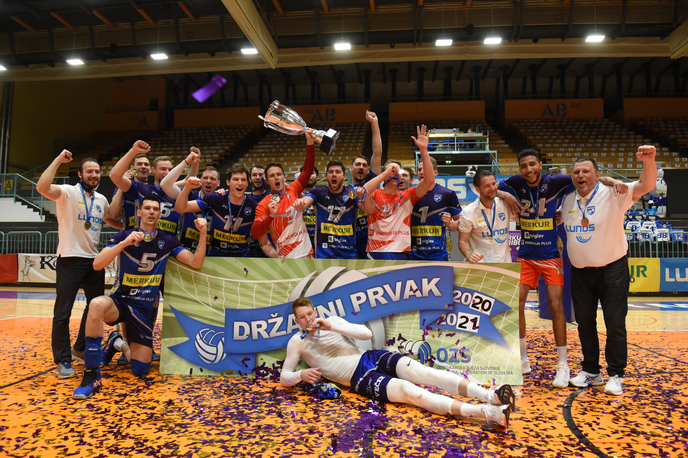 OK Merkur Maribor ACH Volley 5. tekma finala DP 2020/21 Rok Možič | Rok Možič (na tleh) je pred slabim tednom OK Merkur Maribor izdatno pomagal do tretjega naslova državnih odbojkarskih prvakov v samostojni Sloveniji, prvega po 28 letih. Mariborčani so končali vladavino ACH Volley, ki je na slovenskem prestolu vztrajal vse od leta 2004. | Foto Miloš Vujinović/Sportida