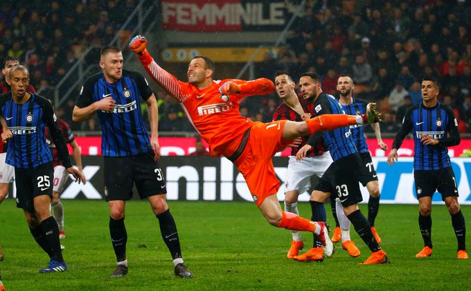 Zadnje desetletje je, kar zadeva kakovost slovenskih nogometašev v videoigrah serije Fifa, najbolj zaznamoval Samir Handanović.  | Foto: Reuters