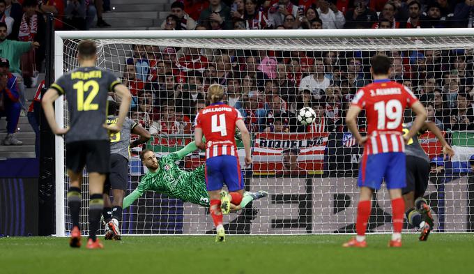 Jonathan David je z bele točke premagal Jana Oblaka in Lille v Madridu proti Atleticu popeljal v vodstvo z 2:1. | Foto: Reuters