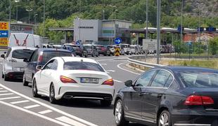 Na mejnih prehodih s Hrvaško gneča, ponekod promet ovirajo nevihte