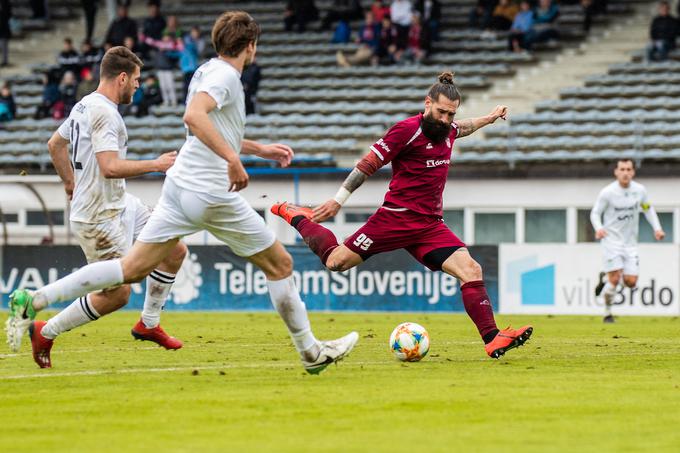 Vodstvo NK Triglav nima pripomb na zunanjo podobo razigranega kapetana, ki nosi dres s številko 99. | Foto: Grega Valančič / Sportida