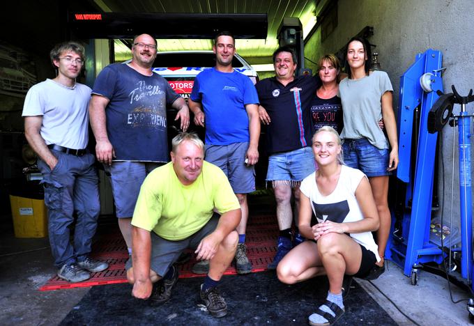 Bubničev dirkaški program zvesto podpirajo tudi prijatelji in celotna družina iz Klenika pri Pivki. | Foto: Gregor Pavšič