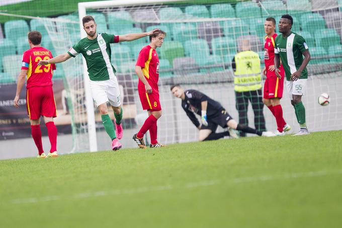 Prvi trojček (hat-trick) Andraža Šporarja v dresu Olimpije. Zmaji so v drugem polčasu napolnili mrežo velenjskega kluba in nadaljevali zmagoslavni niz. Takrat je imela več točk na razpredelnici le Gorica. | Foto: 