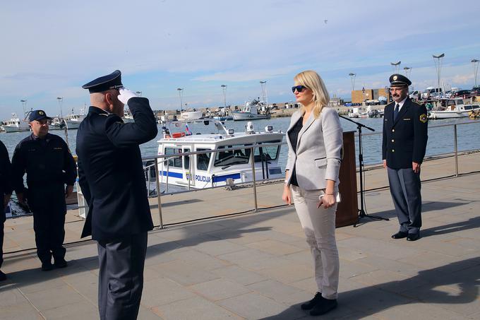 Kot je na slovesnosti, ki se je je udeležila tudi notranja ministrica Vesna Györkös Žnidar, spomnil Rebec, so do zdaj imeli štiri policijske čolne, ki pa so bili večinoma že dodobra iztrošeni ali pa neprimerni za uporabo prek celotnega leta. Novi pridobitvi policije pa sta opremljeni z najsodobnejšo tehnično opremo za policijsko delo na morju. | Foto: Zdravko Primožič/FPA