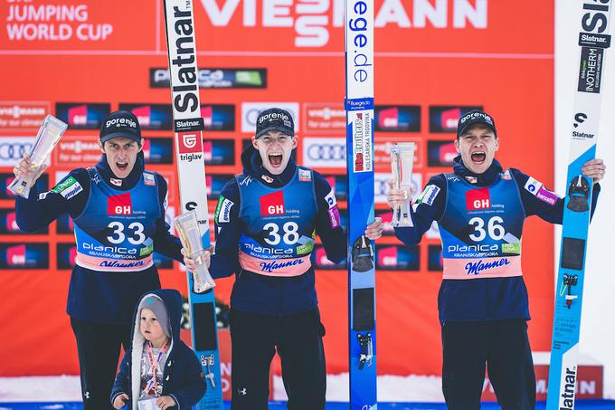 Slovenski smučarski skakalec Žiga Jelar je zmagal prvo tekmo finala sezone v Planici. To je bila zanj prva zmaga v karieri. Slovenija je proslavljala zgodovinsko četverno zmago! Za Jelarjem so se zvrstili drugi Peter Prevc, tretji Anže Lanišek in četrti Timi Zajc! | Foto: Grega Valančič/Sportida