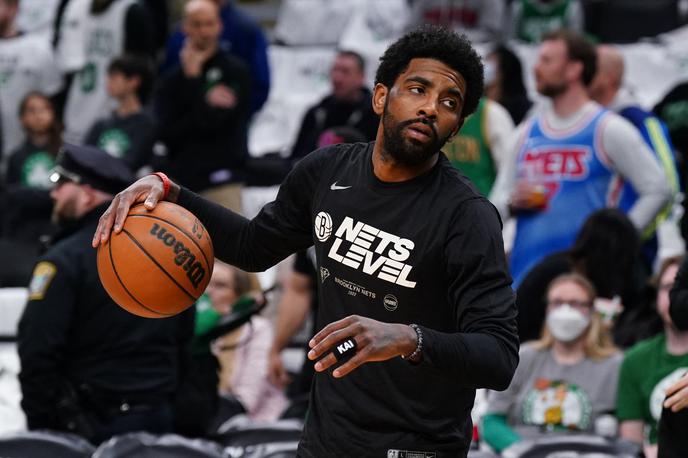 Kyrie Irving | Kyrie Irving bo zaradi dvignjenega sredinca plačal 50.000 dolarjev kazni. | Foto Reuters