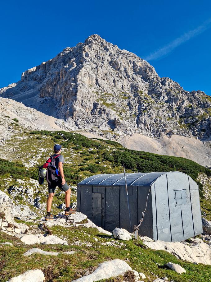 Bivak IV na Rušju je prav pod Dolkovo špico, a nas čaka še dolga pot naokoli. | Foto: Matej Podgoršek