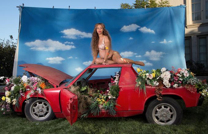 Porsche 914 je karoserijska izvedba targa s pomično streho, ki predstavlja vmesno rešitev med kupejem in kabrioletom. Zaradi ravne strehe je bil kot nalašč, da se je nanj lahko usedla tudi Beyonce. | Foto: beyonce.com